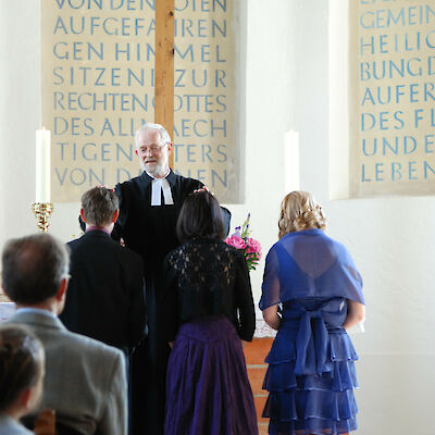 Pfarrer Werdin segnet Jugendliche zur Konfirmation in der Kirche Klein Döbbern 2011