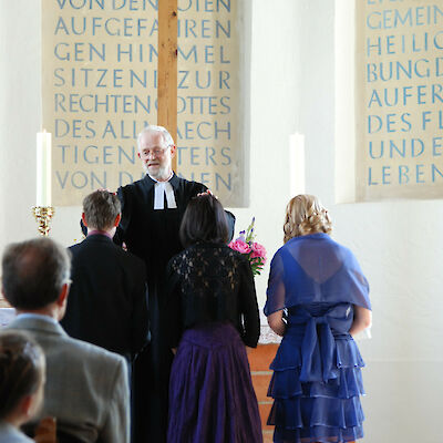 Pfarrer Werdin segnet Jugendliche zur Konfirmation in der Kirche Klein Döbbern 2011 Pfarrer Werdin segnet Jugendliche zur Konfirmation in der Kirche Klein Döbbern 2011