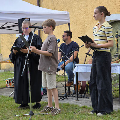 Konfis beten den Psalm, openair vor der Kirche Ressen, Juni 2026 Konfis beten den Psalm, openair vor der Kirche Ressen, Juni 2026