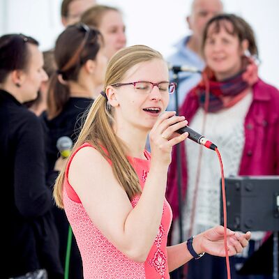 Denise Kantor beim Auftritt beim Stausee-Gottesdienst, Mai 2015