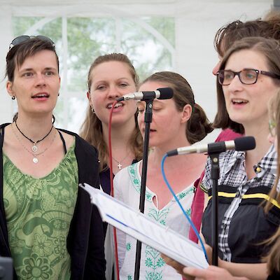 Gospelchorsängerinnen beim Stausee-Gottesdienst, Mai 2015 Gospelchorsängerinnen beim Stausee-Gottesdienst, Mai 2015