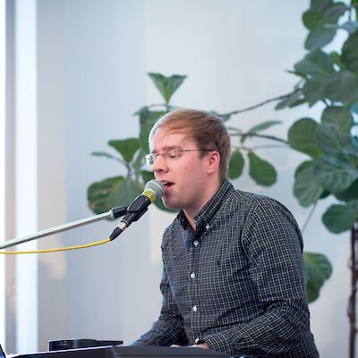 Sebastian Krüger singt und begleitet den Chor, April 2017