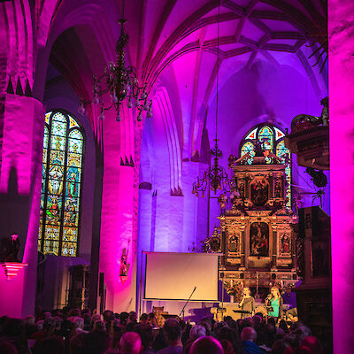 Ausgeleuchtete Kreuzkirche zum Reformationsfest 2019 Ausgeleuchtete Kreuzkirche zum Reformationsfest 2019