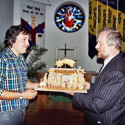 der tschechische Pfarrer Titera (links) und der deutsch Pfarrer Werdin 2000