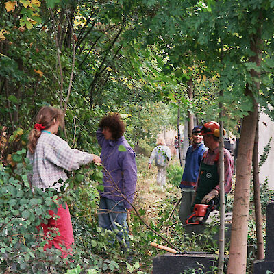 Arbeitseinsatz auf dem Mirsolaver jüdischen Friedhof 1997
