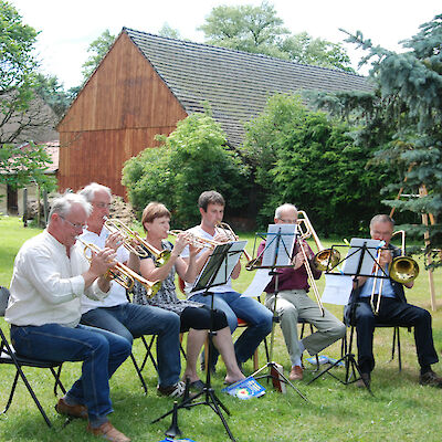 Der Posaunenchor zum Gemeindefest in Klein Döbbern 2014 Der Posaunenchor zum Gemeindefest in Klein Döbbern 2014