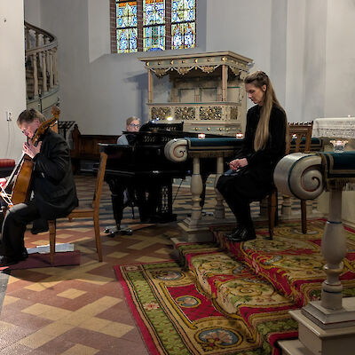 Flügel und Cello zur Passionsandacht 2025