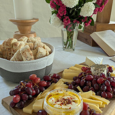 Abendgottesdienst mit Käse & Wein, Mai 2025 Abendgottesdienst mit Käse & Wein, Mai 2025
