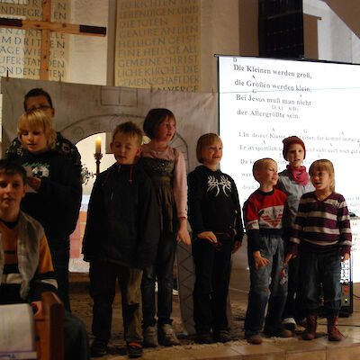 Kinderlied beim St. Martinsfest in der Kirche Klein Döbbern 2008 Kinderlied beim St. Martinsfest in der Kirche Klein Döbbern 2008