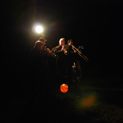 Blasmusik zum Martinsfest vor der Kirche Klein Döbbern 2008 Blasmusik zum Martinsfest vor der Kirche Klein Döbbern 2008