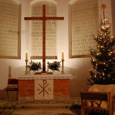 Der weihnachtliche Altarraum der Kirche Klein Döbbern, Weihnachten 2012 Der weihnachtliche Altarraum der Kirche Klein Döbbern, Weihnachten 2012