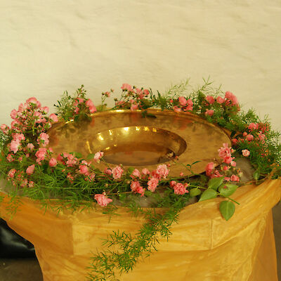 Der geschmückte Taufstein in der Klein Döbberner Kirche 2007 Der geschmückte Taufstein in der Klein Döbberner Kirche 2007
