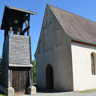 Dorfkirche Groß Oßnig mit Glockenturm 2015 Dorfkirche Groß Oßnig mit Glockenturm 2015