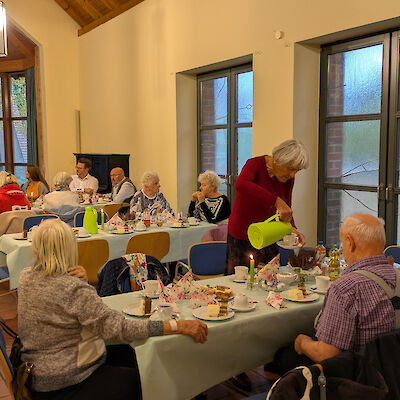 Kaffeetrinken zur Jubelkonfirmation in der Auferstehungskirche, Oktober 2025 Kaffeetrinken zur Jubelkonfirmation in der Auferstehungskirche, Oktober 2025