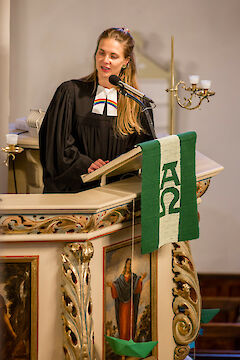 und Pfarrerin Elisabeth Schulze von der Kanzel