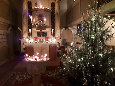 Weihnachtsschmuck in der Dorfkirche