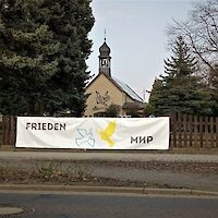 Friedensbanner vor der St. Michael Kirche Friedensbanner vor der St. Michael Kirche