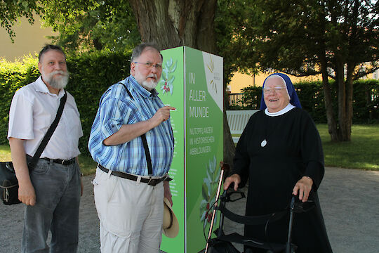 Nach dem Essen ist Zeit, den Klostergarten zu genießen.