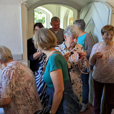 Getümmel um den Tisch mit Käse & Wein, Ressen Juli 2025