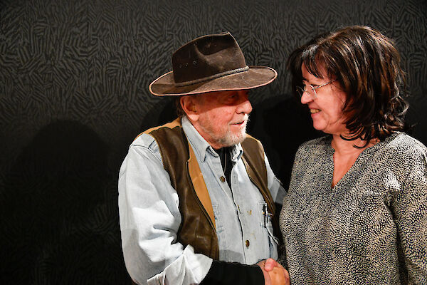 Künstler Gunter Demnig und Bürgermeisterin Christine Herntier