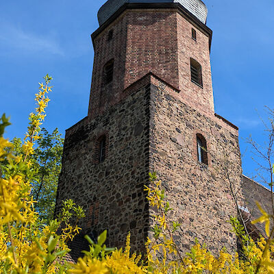 Kirchturm im Frühling 2025