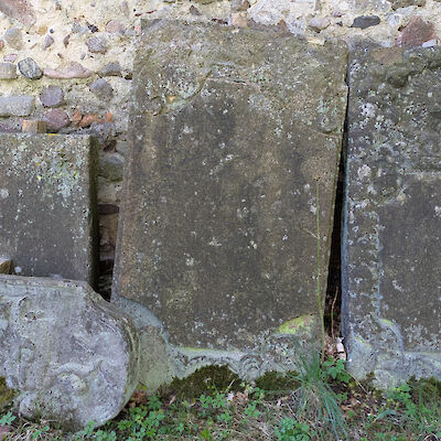 alte Grabsteine an der Neuptershainer Kirche