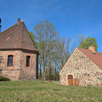Kirche und Gemeindehaus 2024