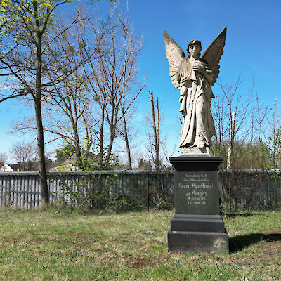 historisches Grab mit Engel, 2025