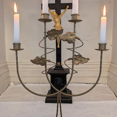 Leuchter & Kreuz auf dem Ressener Altar, Juli 2025