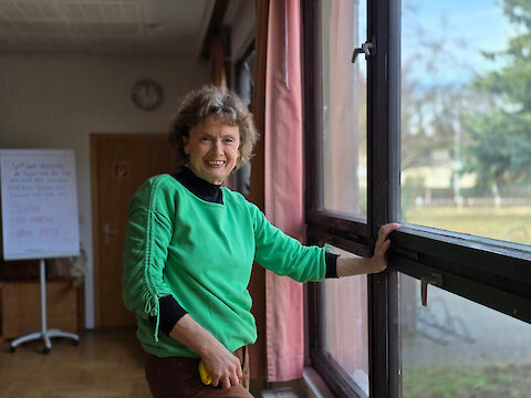 harte Arbeit an den Fensterscheiben innen